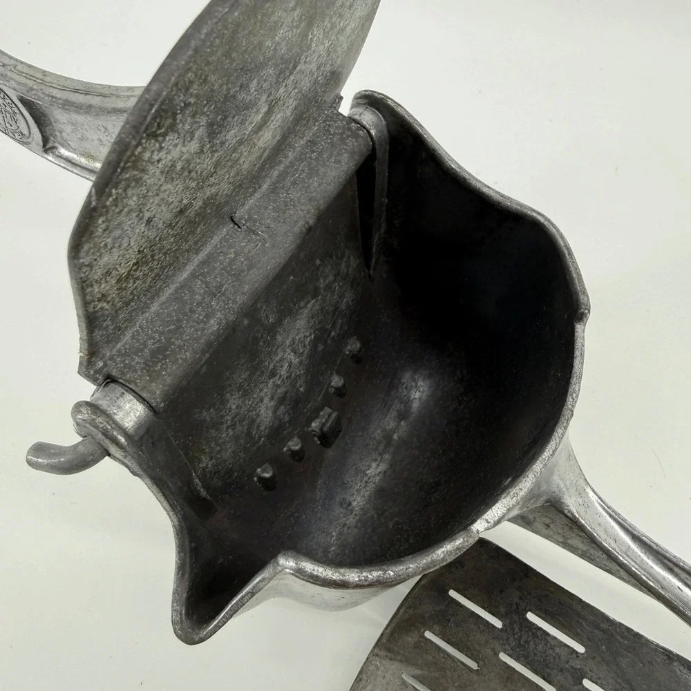 Wear-Ever Juicer Kitchen OS Manual Lever Aluminum Silver Solid. English. SEO.